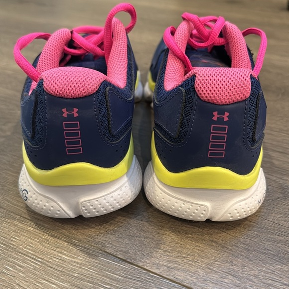 NWOT - Under Armour Women’s size 8 Sneakers - Picture 2 of 5